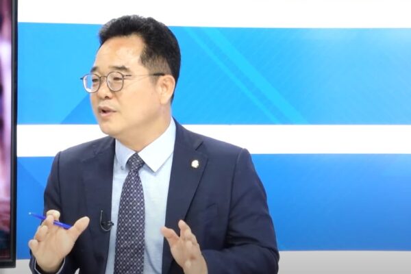 The Democratic Party lawmaker Min Byoung-dug.