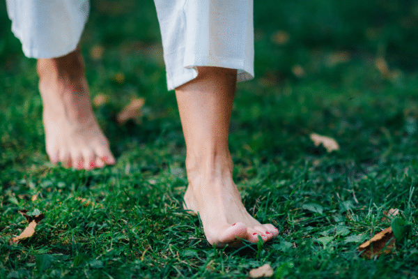 7 benefits of walking barefoot on grass