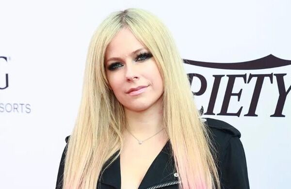 Avril Lavigne gives heartfelt tribute to mom during NYC show