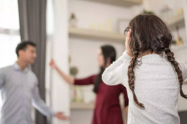 5 reasons why parents should NEVER fight or argue before kids (and what to do instead)