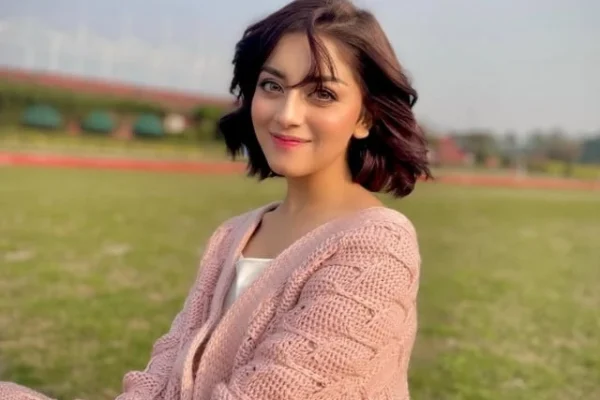 alizeh shah continues to call out mistreatment in the pakistani tv industry
