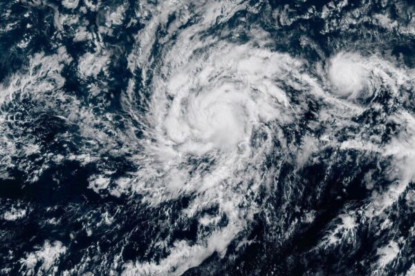Hurricane Iona strengthens to Category 3 storm off southern Hawaii