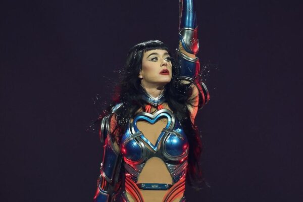 Katy Perry’s concert piece malfunctions, nearly toppling her into crowd