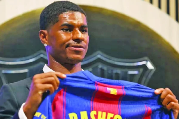 barcelona s new signing marcus rashford poses with his shirt during the presentation photo reuters