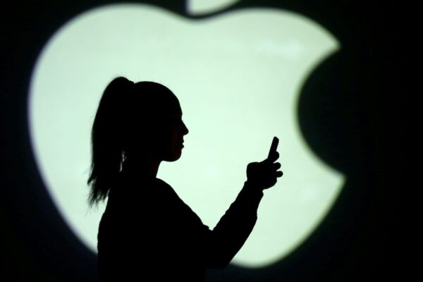 Traders see trouble for Apple despite some recent Wall Street analyst love