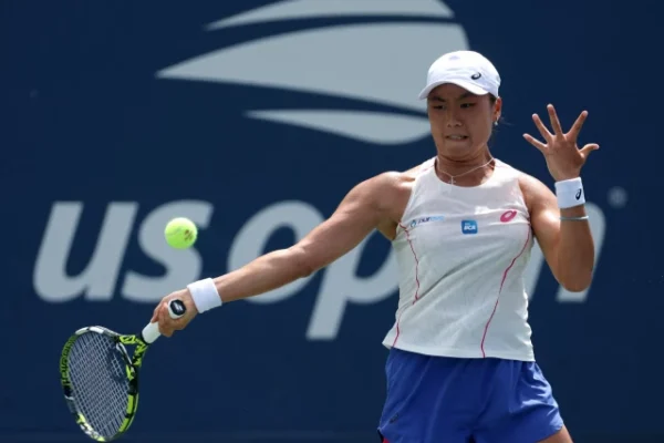 janice tjen of indonesia returns against veronika kudermetova during their women s singles first round match on day one of the 2025 us open at usta billie jean king national tennis center on august 24 2025 in the flushing neighborhood of the queens borough of new york city