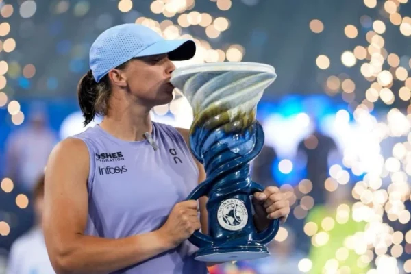 iga swiatek pol kisses the rookwood cup after defeating jasmine paolini ita during the cincinnati open at the lindner family tennis center photo reuters