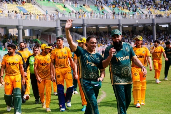 peshawar zalmi players and legends waving to the crowd following the game photo peshawar zalmi