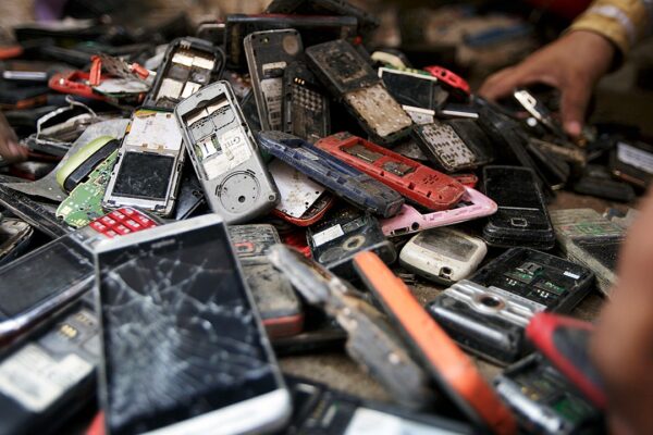 Scientists extract silver from e-waste using cooking oil