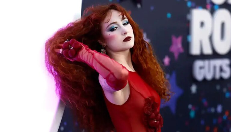 Chappell Roan remembers community at 2026 Resonator Awards