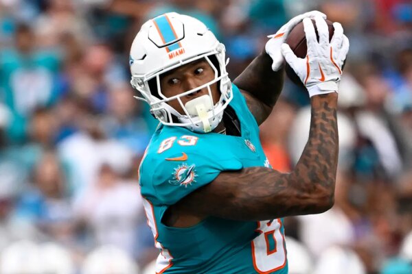 Dolphins' Darren Waller says he was kicked out of exit meeting with coach Mike McDaniel before firing