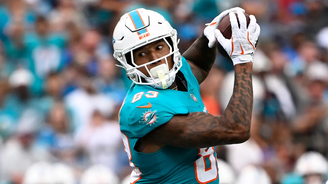 Dolphins' Darren Waller says he was kicked out of exit meeting with coach Mike McDaniel before firing