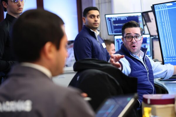 Dow jumps 400 points to session highs as chip, bank stocks rally: Live updates