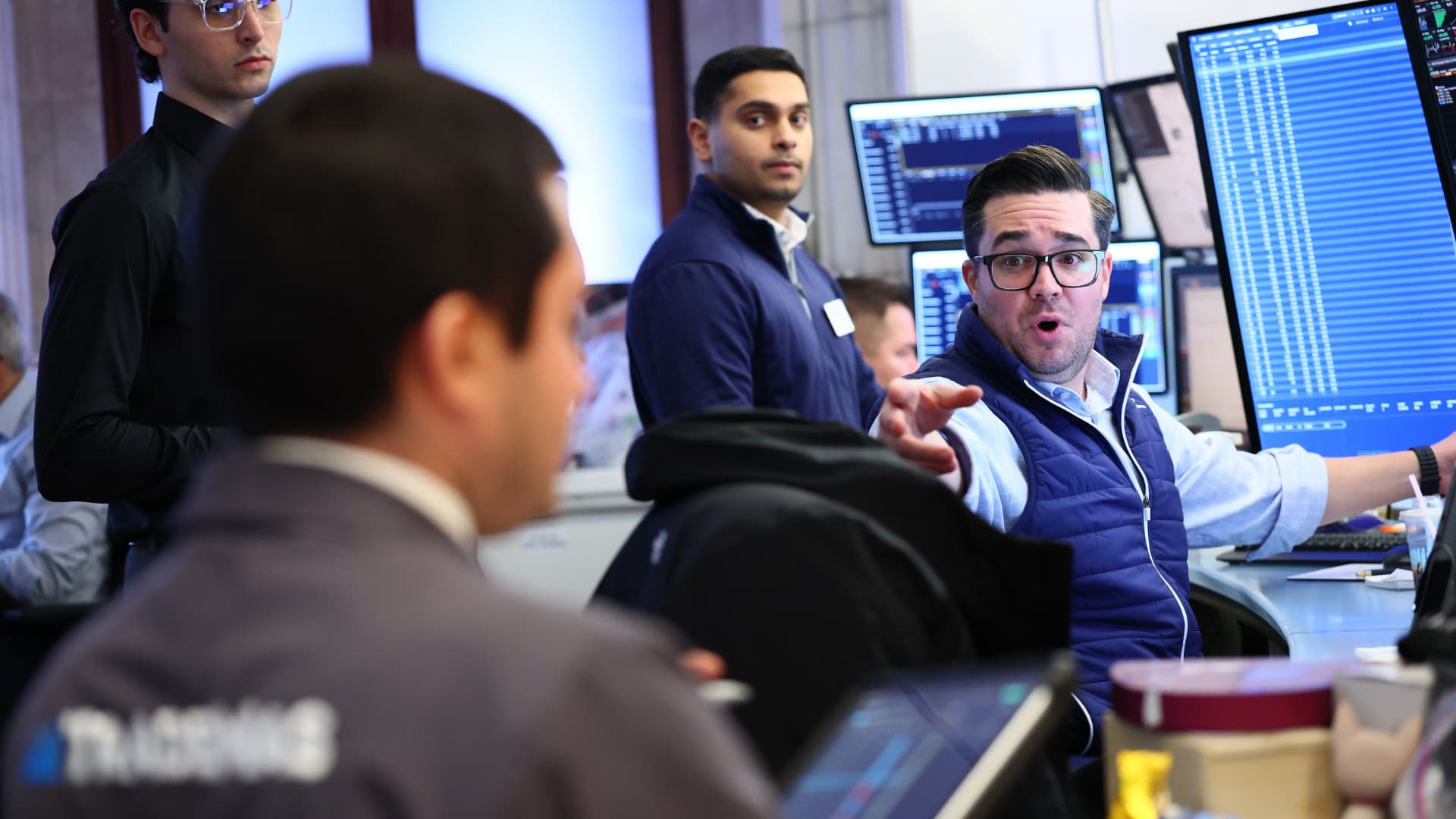 Dow jumps 400 points to session highs as chip, bank stocks rally: Live updates