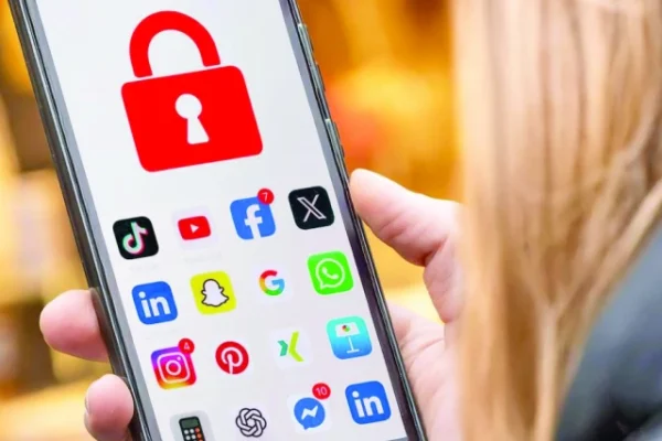 france moves to ban social media for users under 15