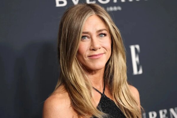 Jennifer Aniston all hearts for