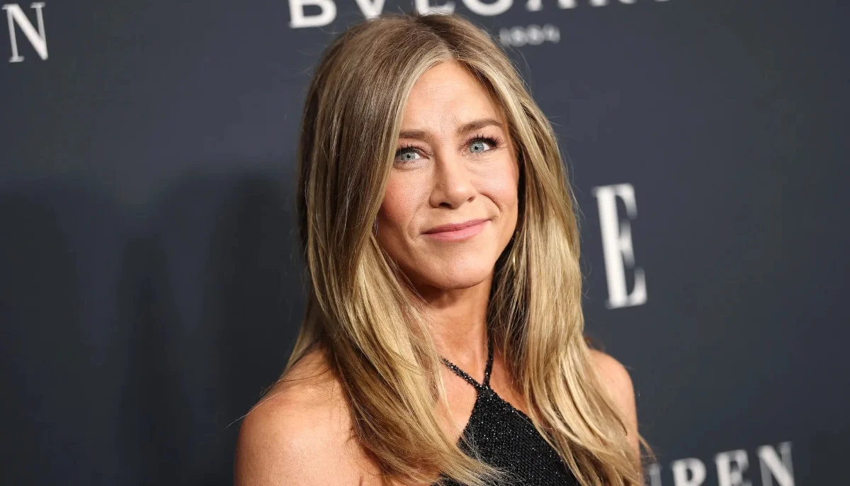 Jennifer Aniston all hearts for