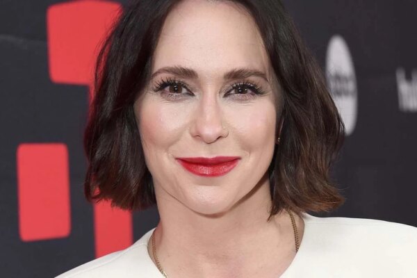 Jennifer Love Hewitt talks about scary 9-1-1 episode