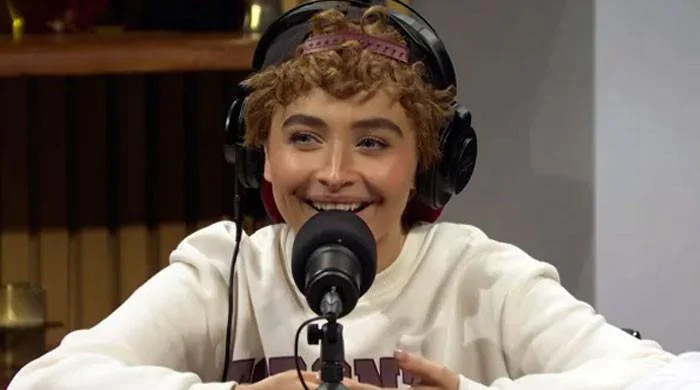 Sabrina Carpenter makes 'SNL' return with surprising cameo