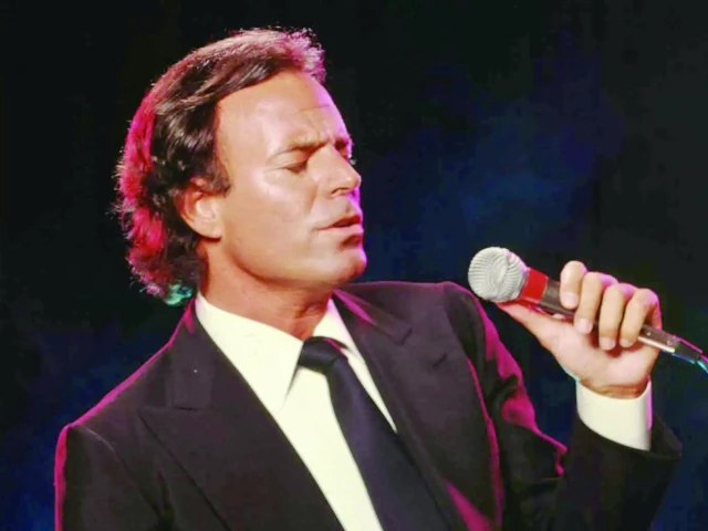 julio iglesias photo file