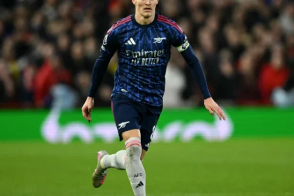 captain martin odegaard and arsenal were feeling a lot more upbeat about their title charge thanks to aston villa s surprise 1 0 home loss against everton photo afp