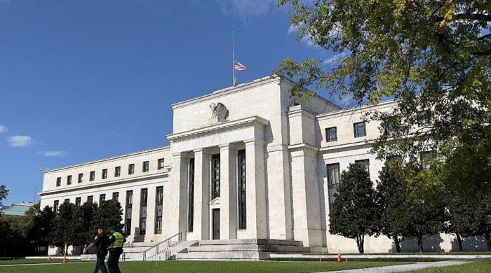 US central bank defies Trump and freezes rates