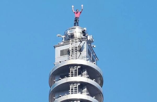 US climber scales Taiwan's tallest building Taipei 101 without ropes
