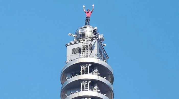 US climber scales Taiwan's tallest building Taipei 101 without ropes