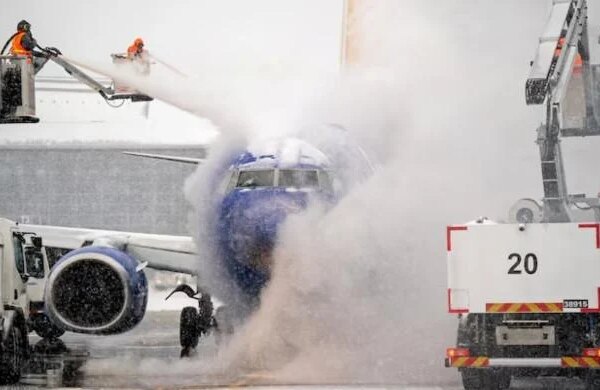 US storm leaves 160,000 without power, forces thousands of flight cancellations