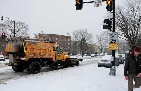 US storm leaves 850,000 without power, forces 10,000 flight cancellations