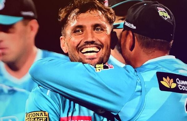 WATCH: Zaman Khan defends six runs in final over of BBL 15 thriller