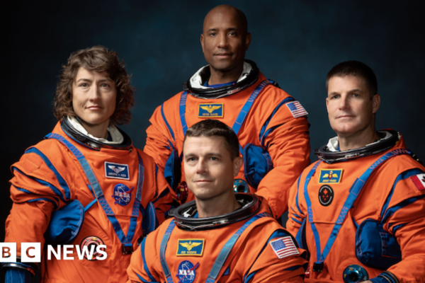 When does the Nasa Moon mission launch and who are the Artemis II crew?