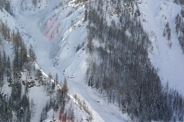 2 skiers killed in avalanche on popular Mont Blanc skiing route near French-Swiss border