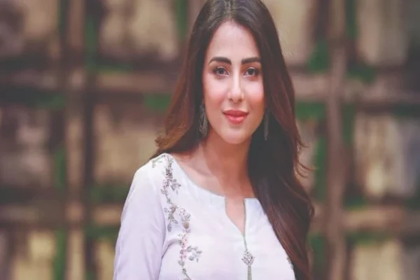 ushna shah photo file