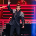 Barry Manilow cancels more concerts amid recovery after cancer surgery