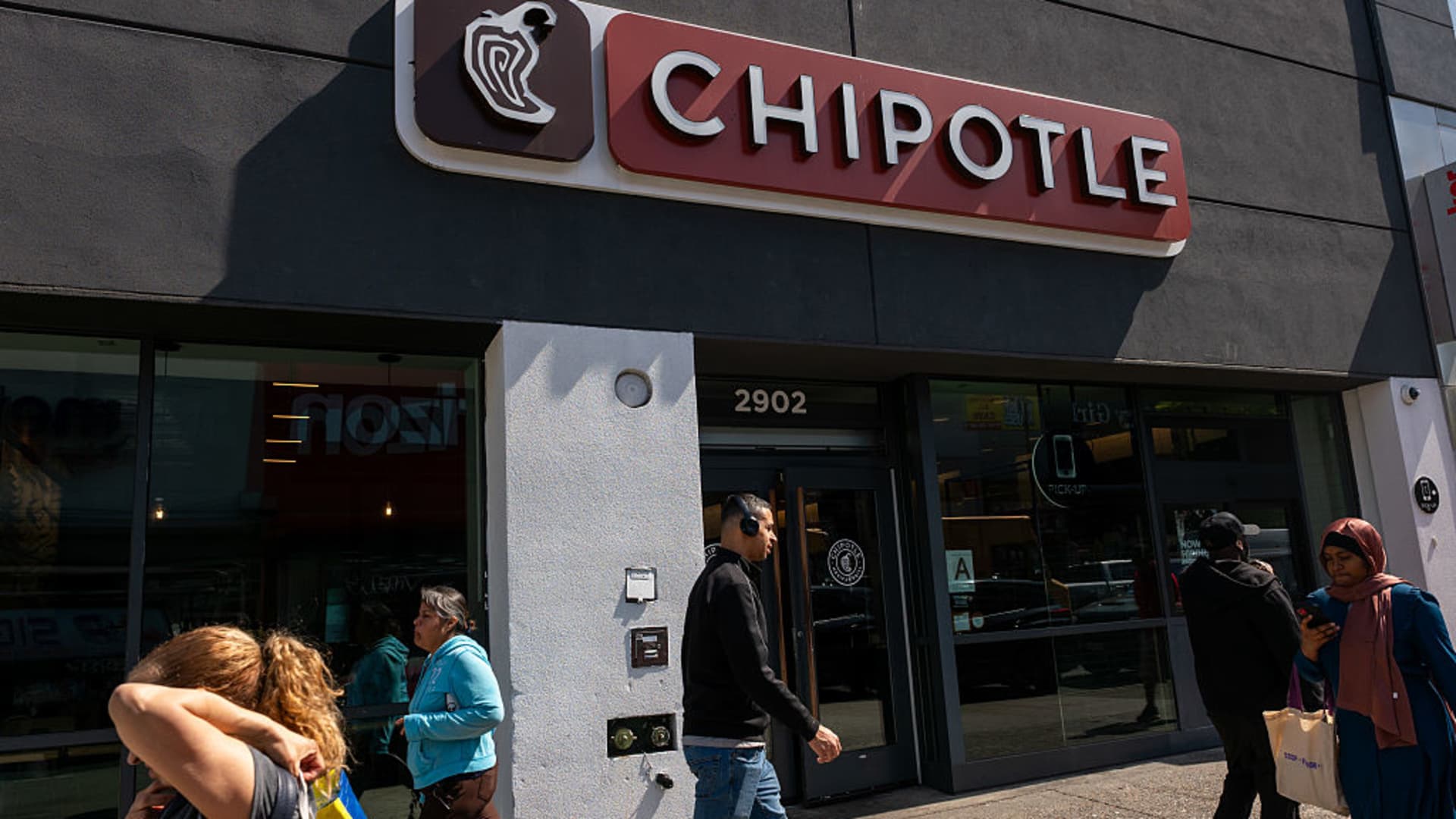 Chipotle stock sinks as restaurant chain reports falling traffic, weak guidance