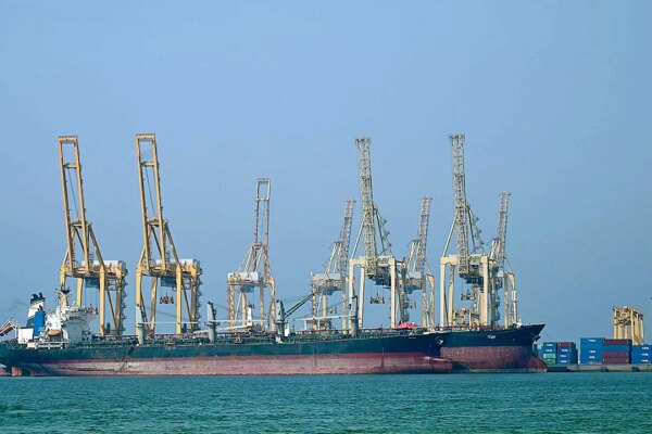 Iran seizes oil tankers, threatens 'massacre' in Strait of Hormuz hours before US talks