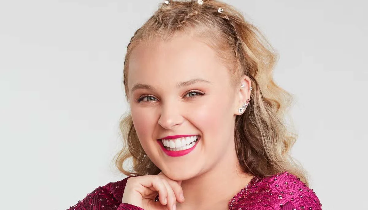 JoJo Siwa shares inspiring words with young changemakers