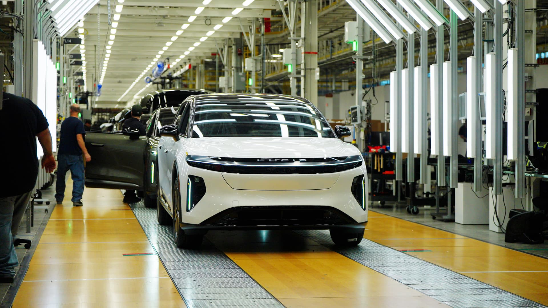 Lucid widely misses earnings expectations, forecasts continued EV growth in 2026