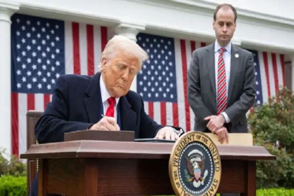 Supreme Court ruling angers Trump: Global tariffs to rise from 10% to 15% - SUCH TV