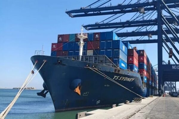 4 fuel-laden ships reach Pakistan amid concerns about shortages, 3 yet to berth - SUCH TV