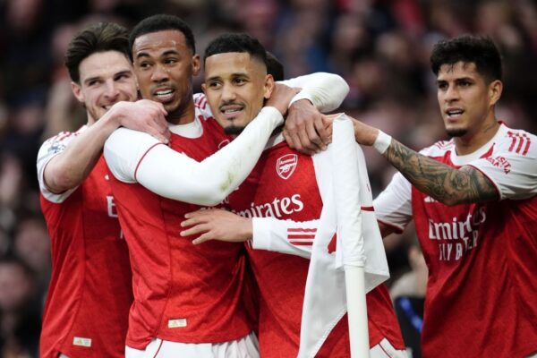 Arsenal ride corners to draw closer to Premier League title; Chelsea red cards continue