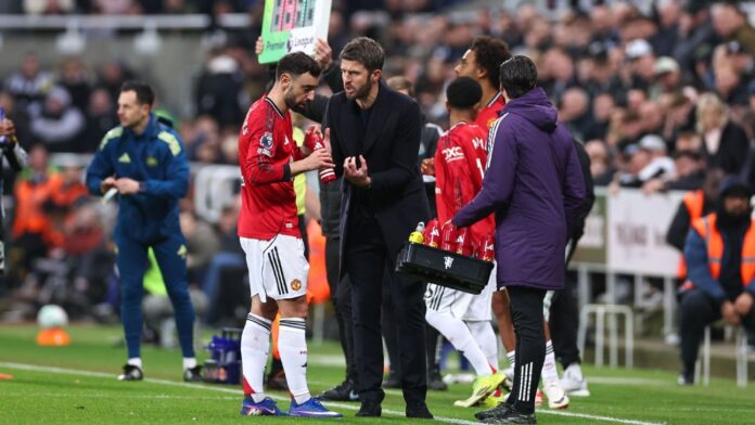 Carrick says Man United 'definitely' can't lose Fernandes