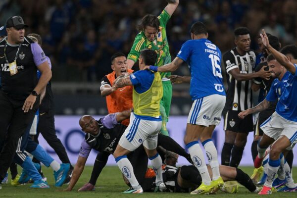 Hulk one of 23 players sent off in mass brawl in Brazil final