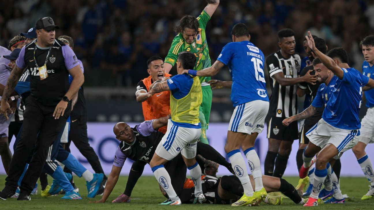 Hulk one of 23 players sent off in mass brawl in Brazil final