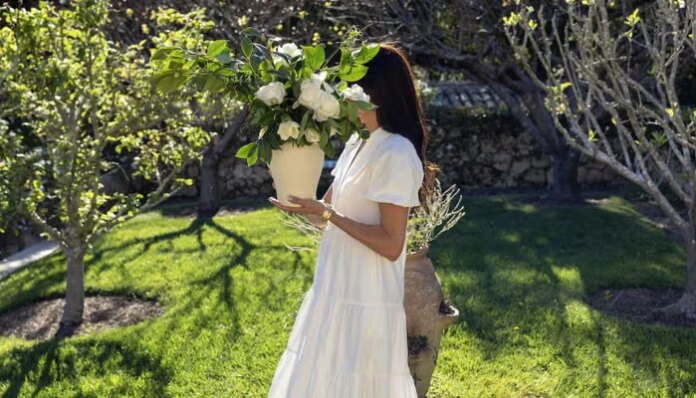 Meghan Markle drops bloom box with her 'little helpers'