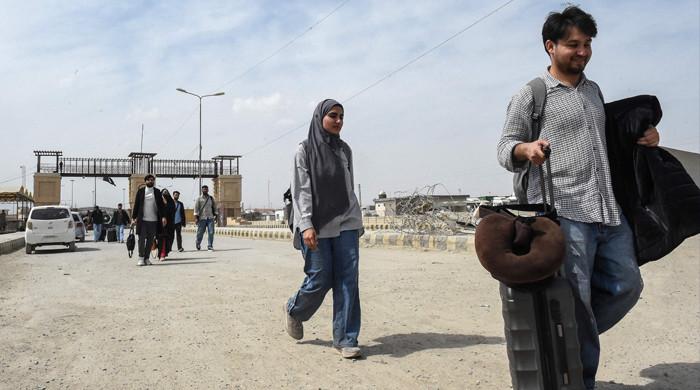 Pakistanis at remote border describe scramble to leave Iran