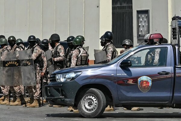 Protesters storm and batter U.S. consulate in Pakistan