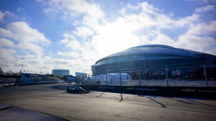 Red flag at IndyCar practice as workers walk on Texas track
