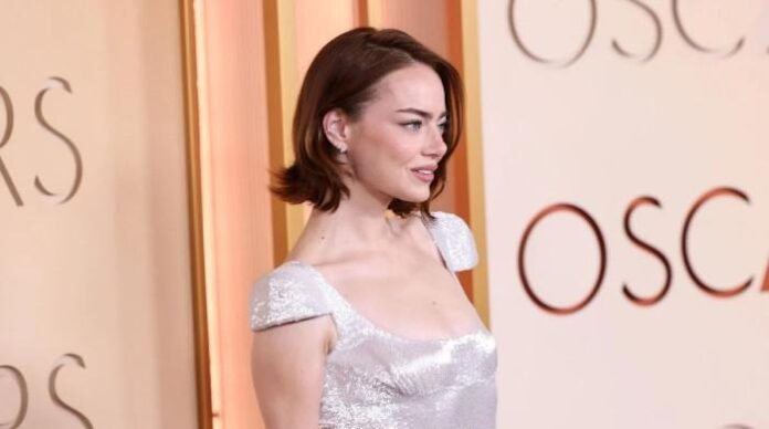 What Emma Stone did mid-Oscars has everyone talking